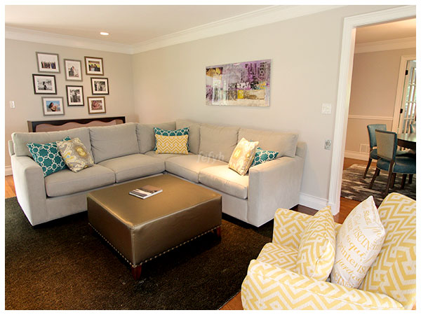 living room design gray and yellow